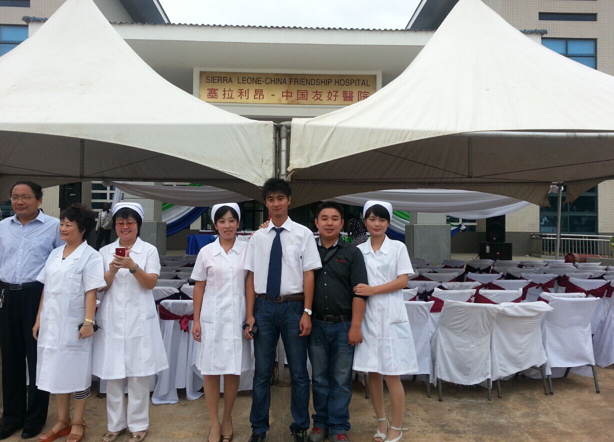公司工程师陈工在非洲维修时与援外中国医生合